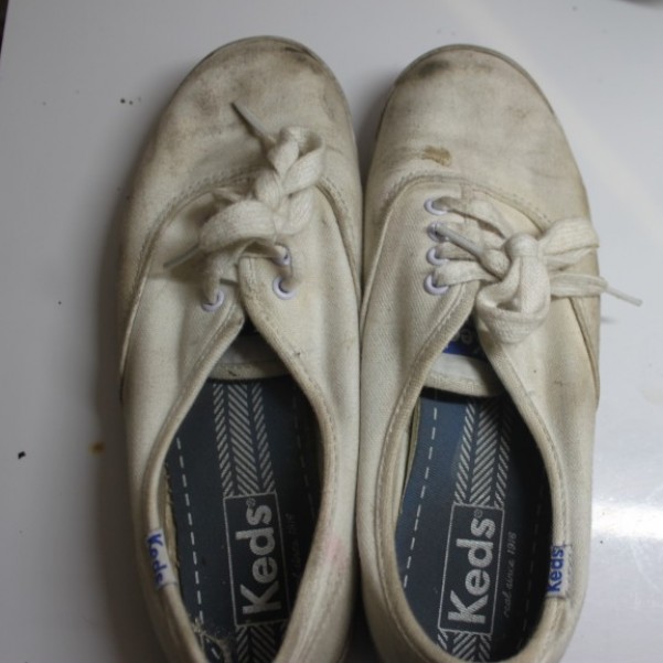 V e r y smelly white keds ! size 5